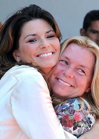 Carrie Ann Edwards with her sister, Shania Twain.